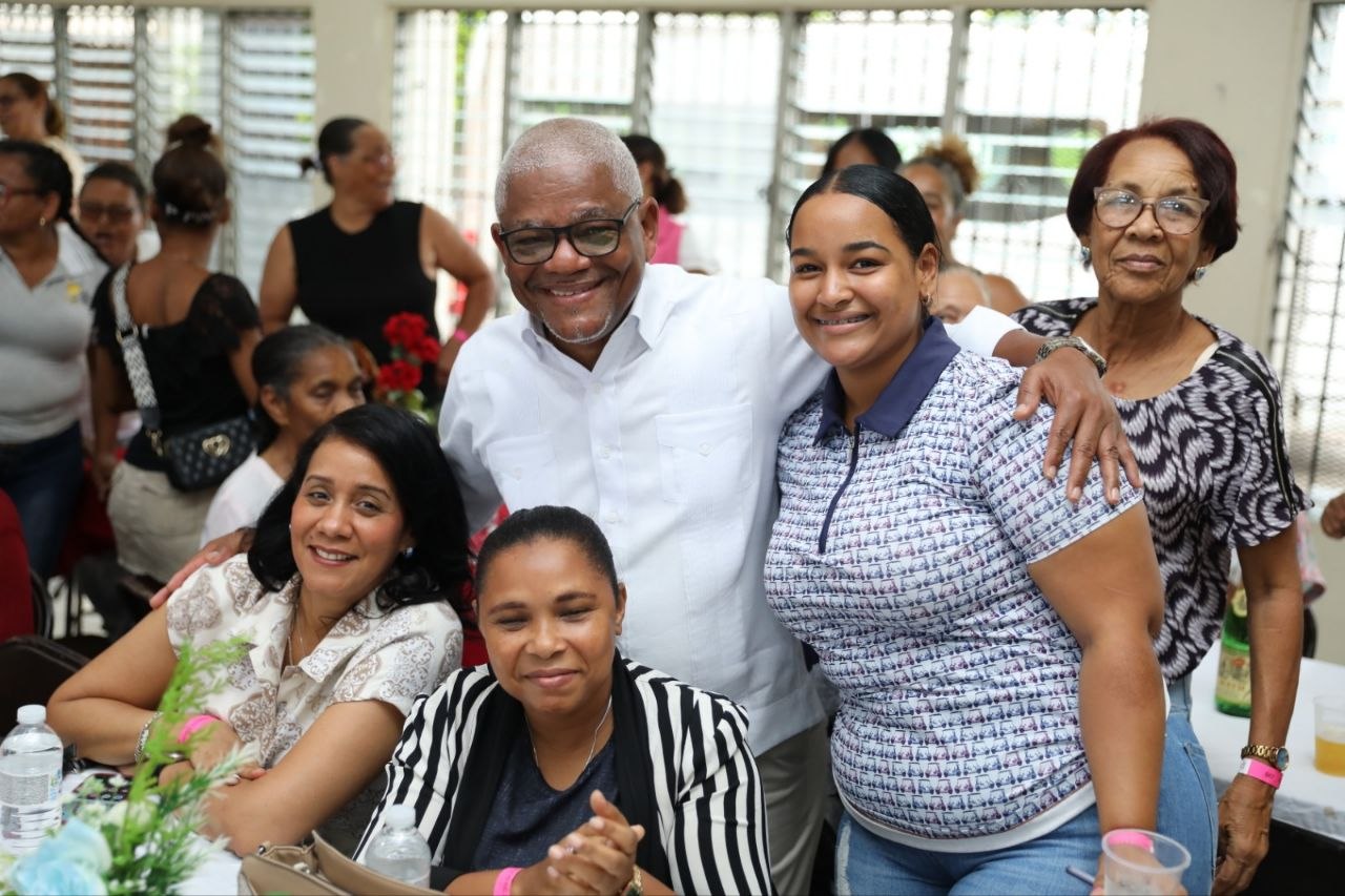 Equipo político del profesor Johnny Sosa celebra a las madres en un emotivo encuentro en Gualey