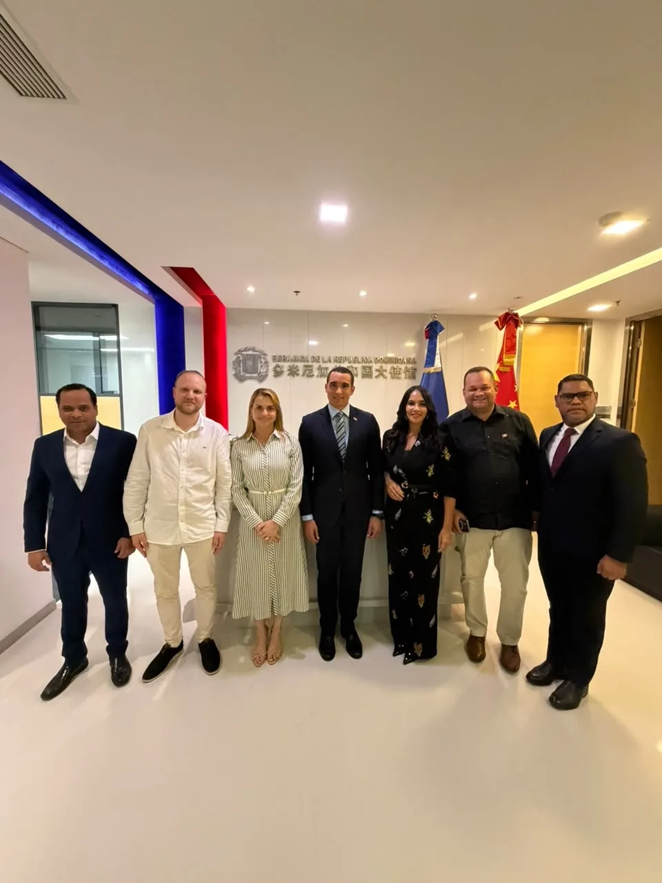 Embajador Gómez recibe delegación dominicana en China por turismo sostenible
