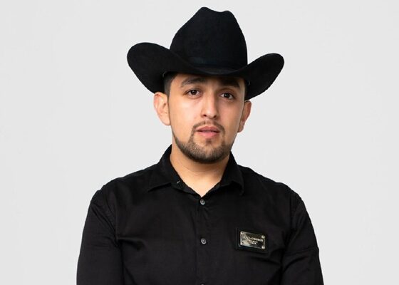 cantante Adán R.