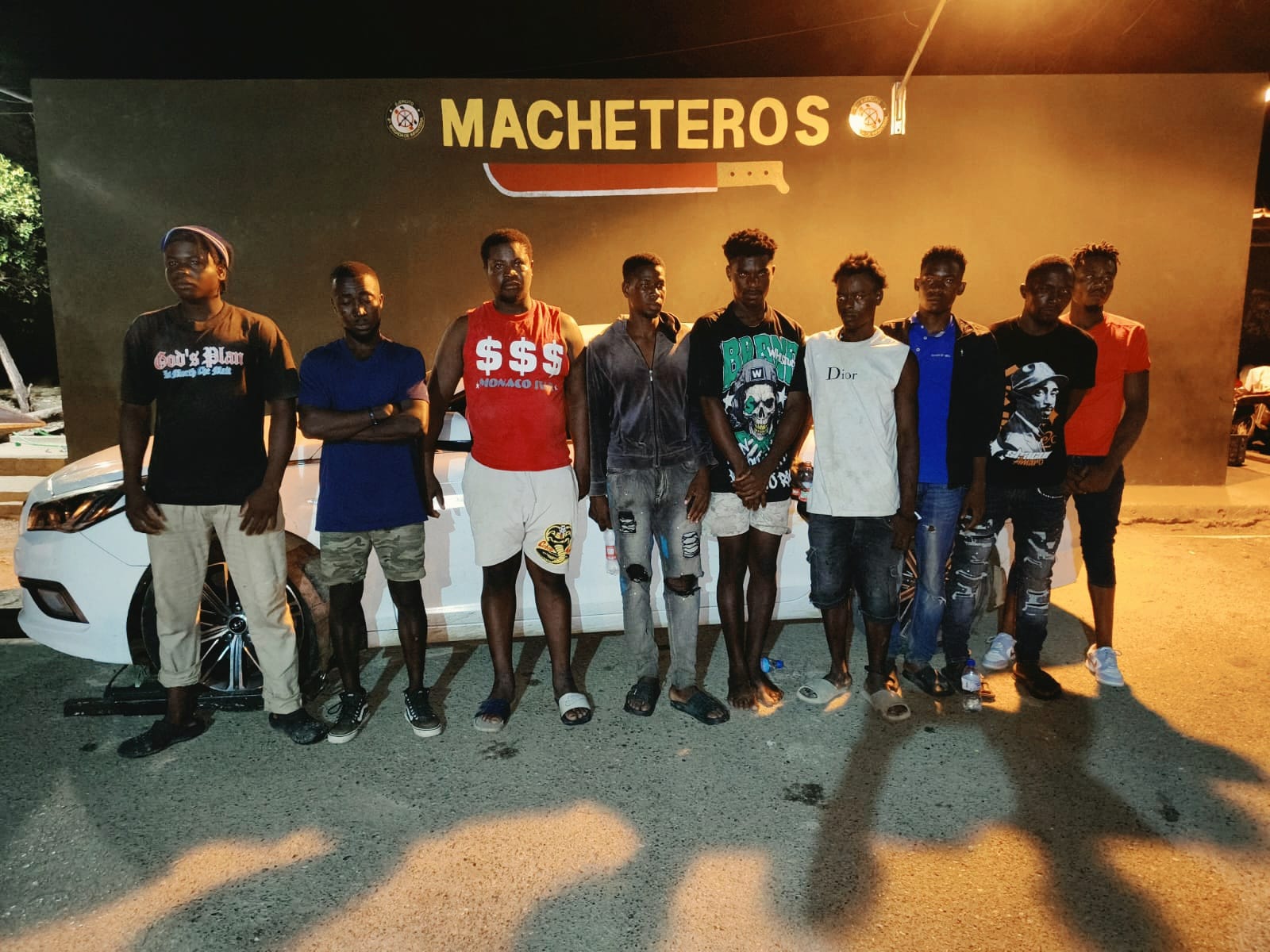 Soldados del ERD interceptan vehículos con migrantes en Valverde