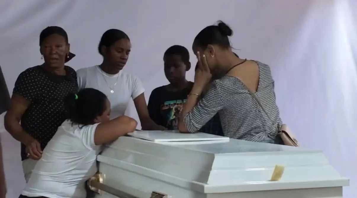 Familiares velan a joven asesinado por policía en Herrera