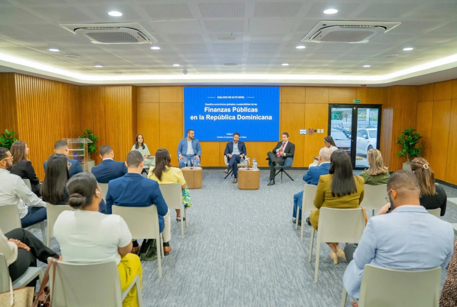 Egresados de BARNA lanzan iniciativa de diálogo nacional