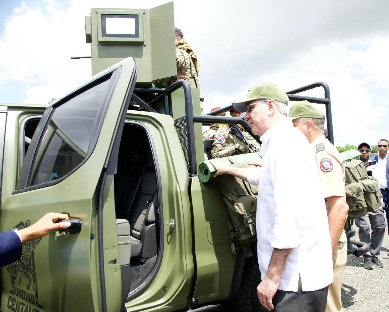 Abinader entrega vehículos blindados a las Fuerzas Armadas