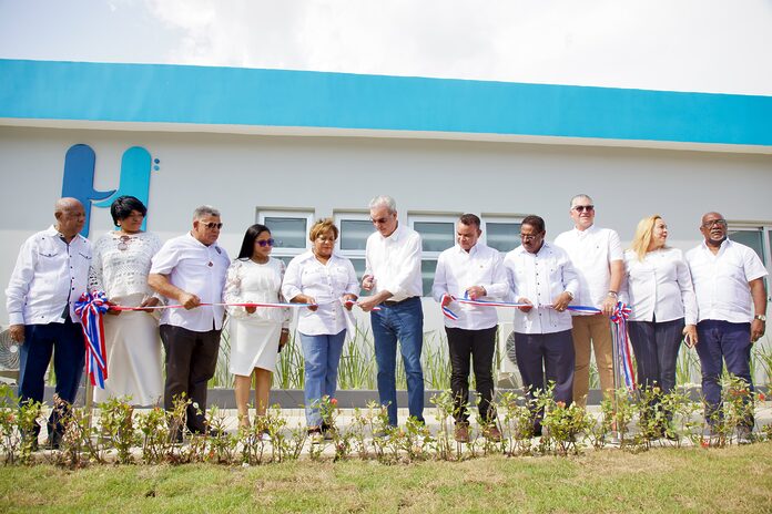 Abinader entrega 1,000 títulos de propiedad en Los Frailes
