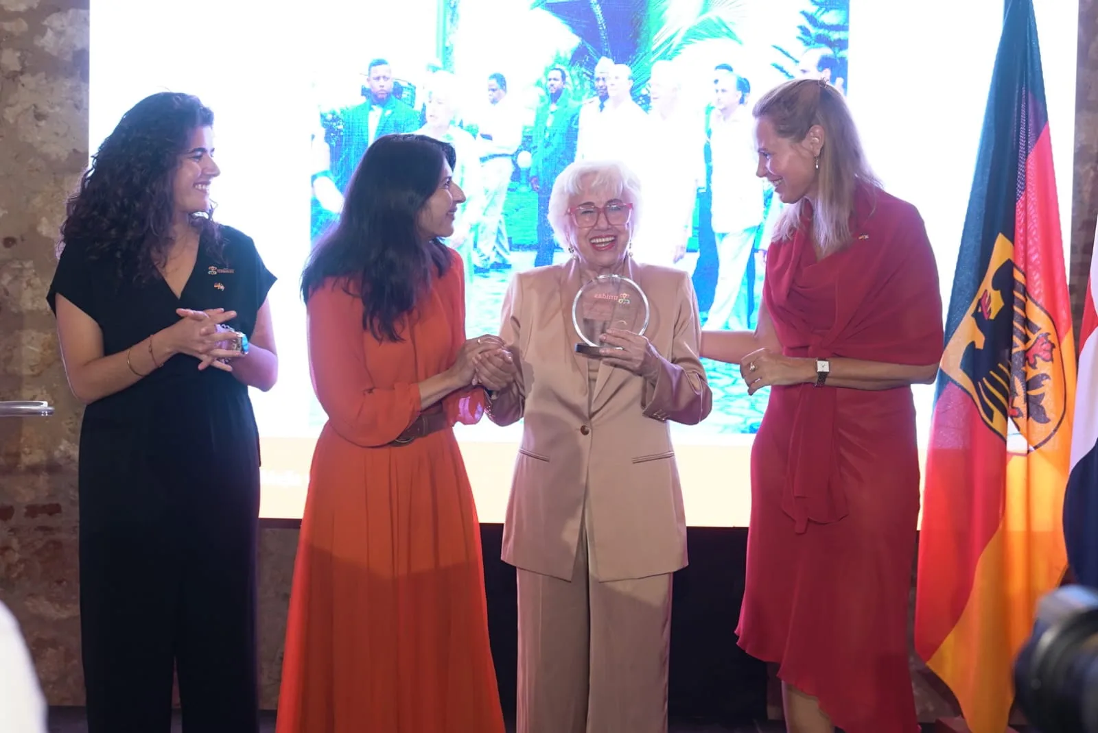 Milagros Ortiz Bosch gana Premio Unidas Derechos Mujeres 2026