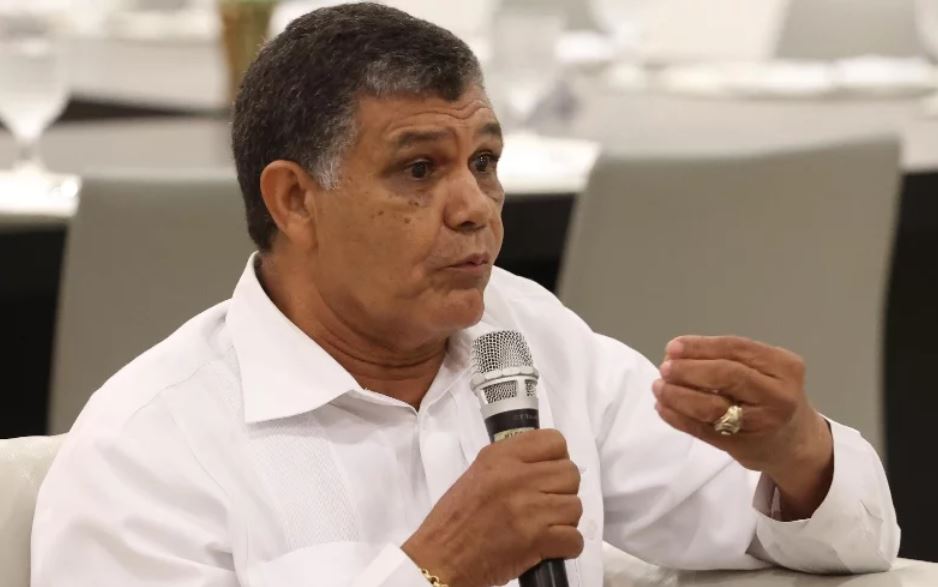 Regidores de SDO rechazan permiso de viaje al alcalde Peña