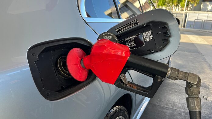 Gobierno congela precios de combustibles con subsidio millonario