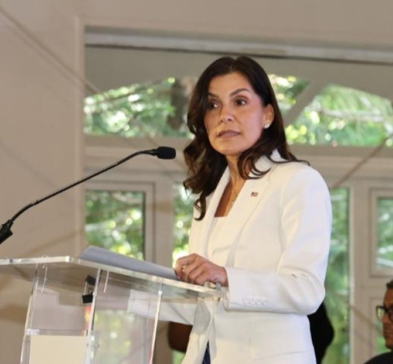 Embajadora de EE. UU. califica de ‘absurdas’ declaraciones de comunicador