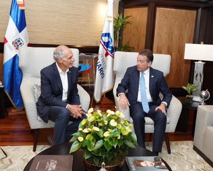 Canciller Bisonó recibe al presidente de Honduras en AILA. Le acompaña el Embajador de la República Dominicana en Honduras, SE Luis García
