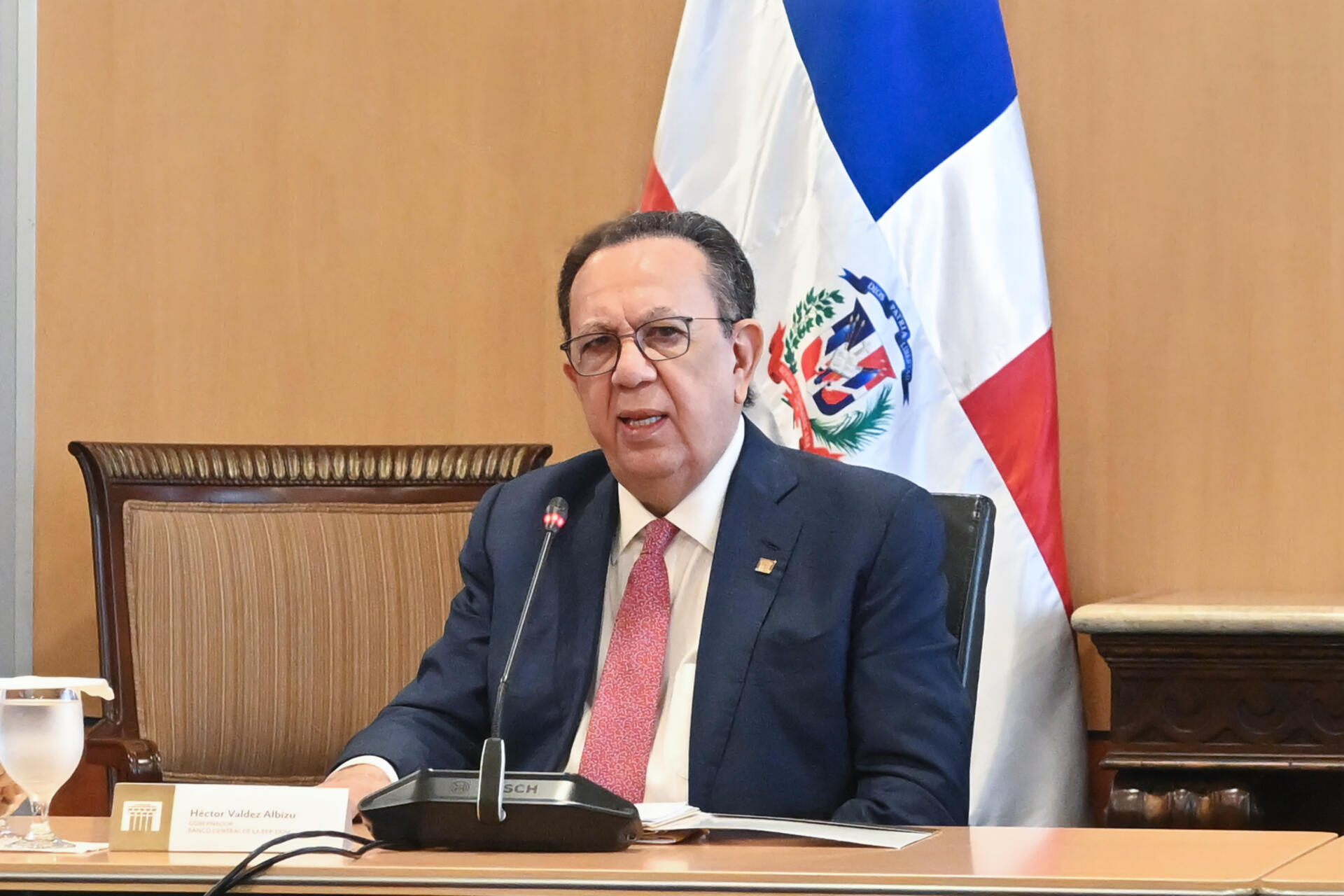Decreto 575-26 ratifica a Valdez Albizu en el Banco Central