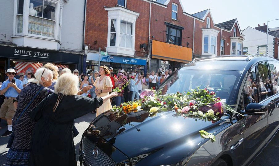 Bonnie Tyler recibe emotiva despedida en Mumbles, Gales