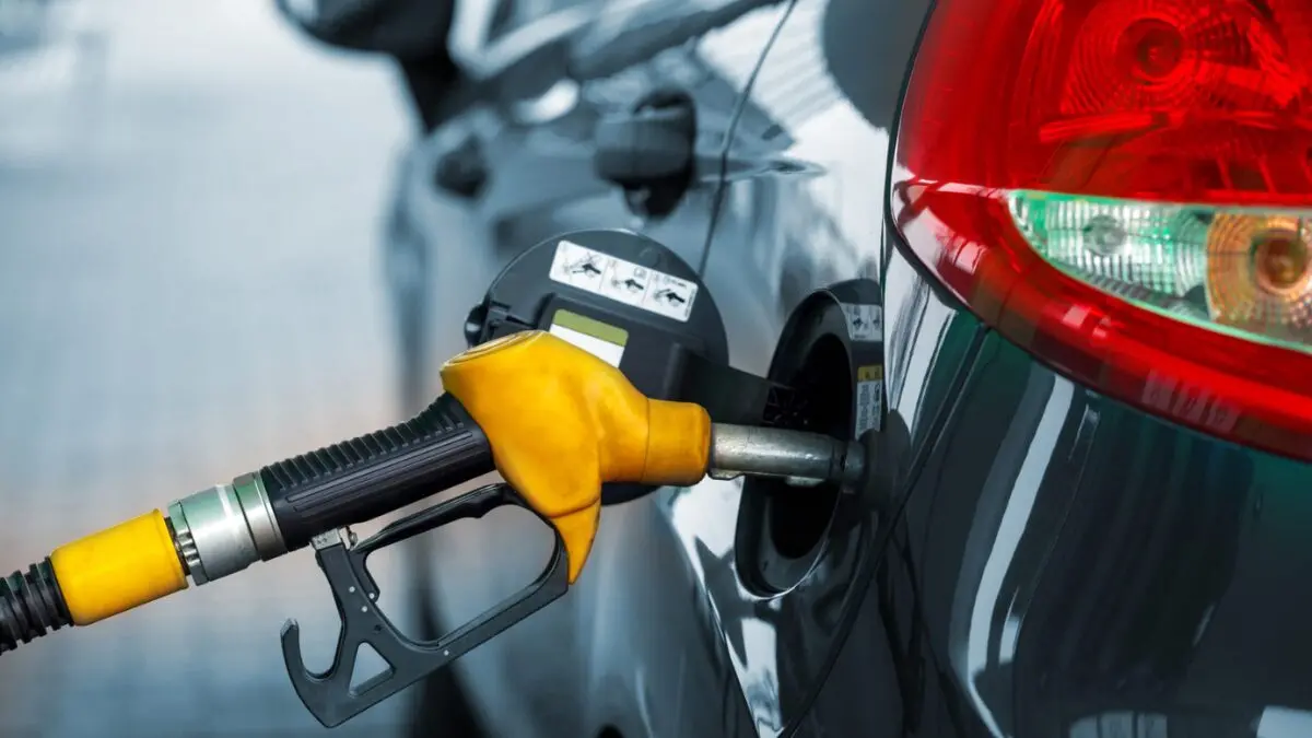 Gobierno aumenta tres pesos el precio del gasoil y gasolina
