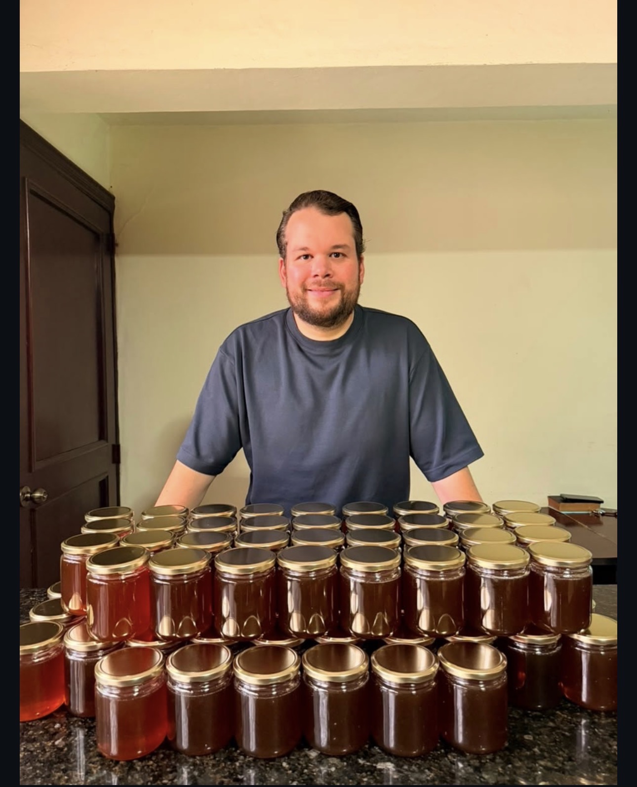 Orlando Jorge Villegas preserva tradición familiar apícola