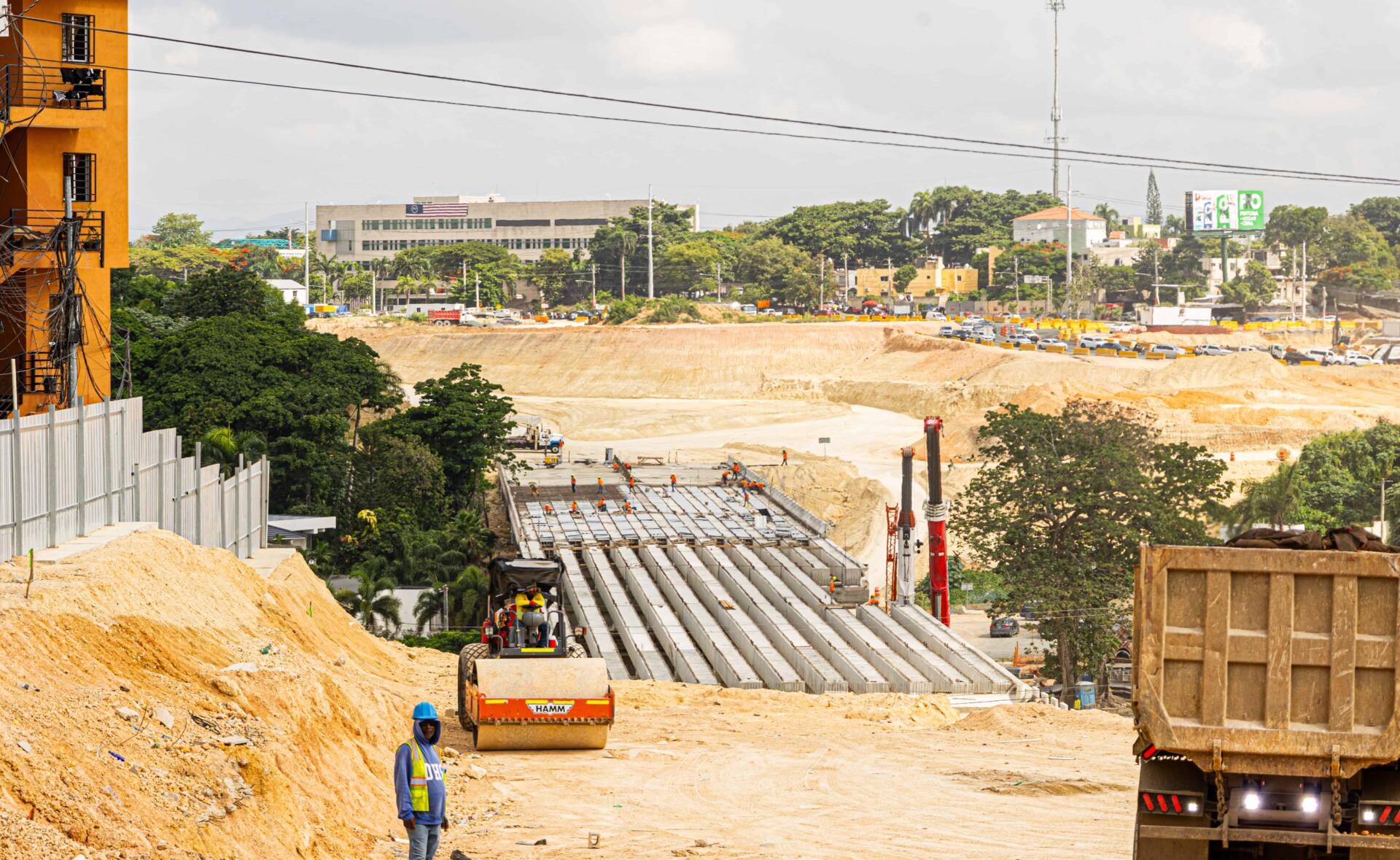 Avanza construcción en av. República de Colombia entre quejas