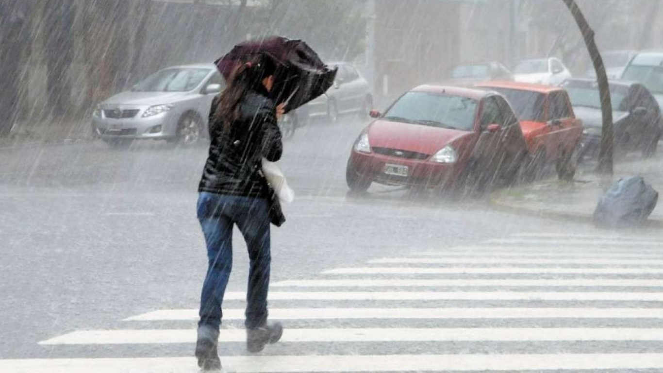 Onda tropical traerá aguaceros y tronadas este domingo