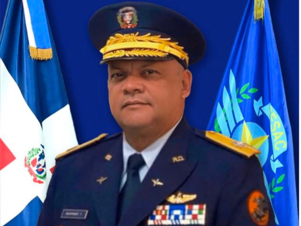 Abinader renueva cúpula del Ejército y Fuerza Aérea