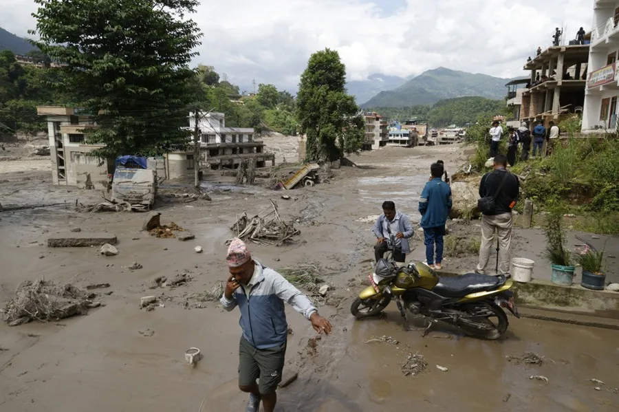 Aumentan a 55 muertos y 403 desaparecidos en riada en Nepal