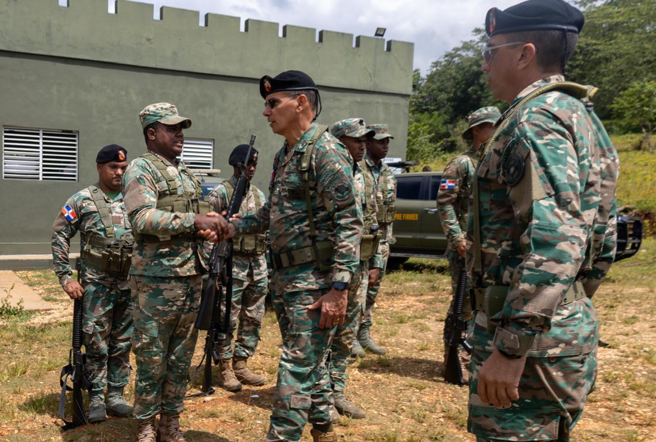 Comandante del Ejército supervisa unidades en la frontera