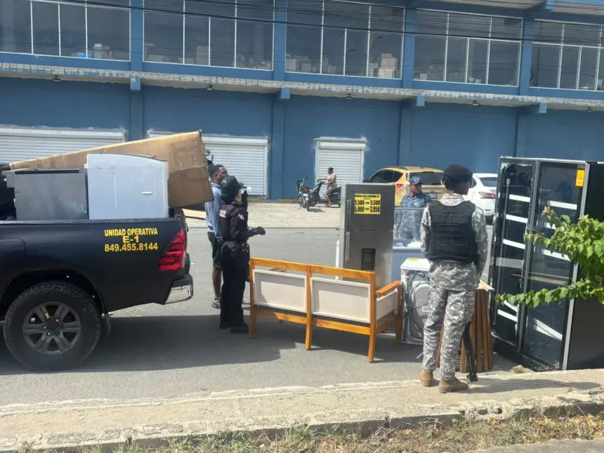 Detienen a 17 por robo de mercancía en L&R Comercial