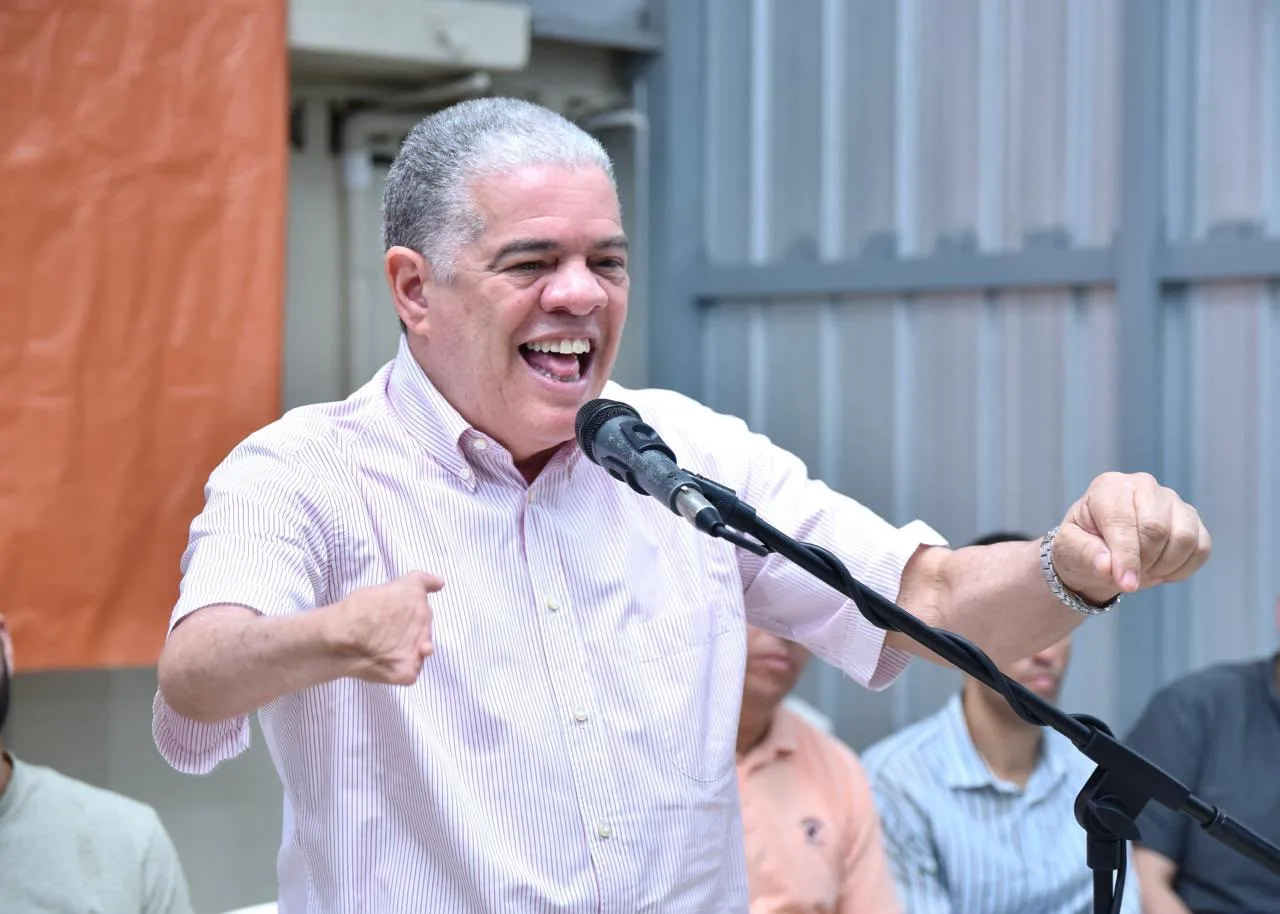 Amarante Baret presenta documentos para reconocimiento de Avancemos
