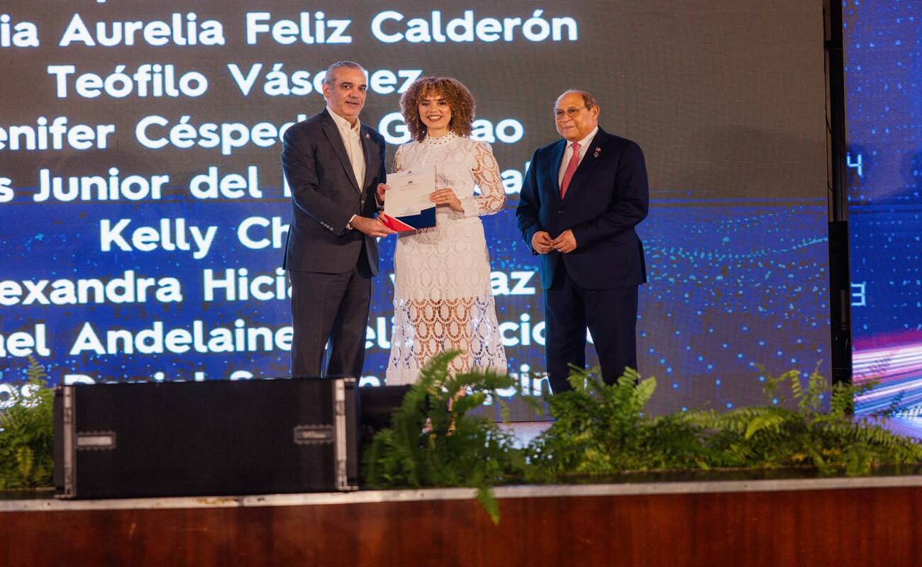 Abinader entrega 1,500 becas internacionales de posgrado