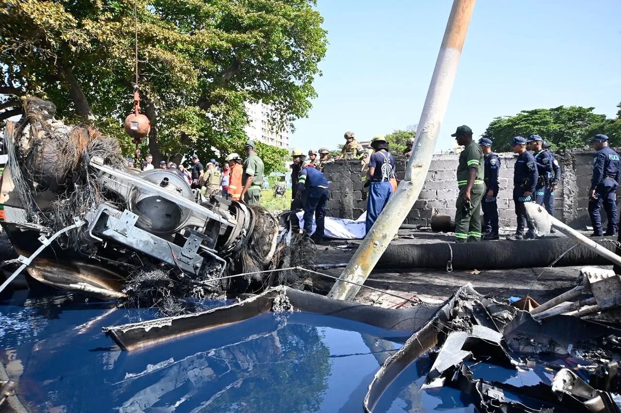 Incendio de camión en el Malecón afecta cuatro vehículos