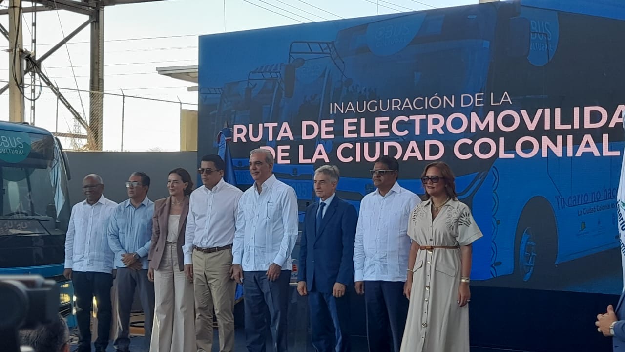 Abinader y Collado inauguran Ruta de Electromovilidad en Ciudad Colonial