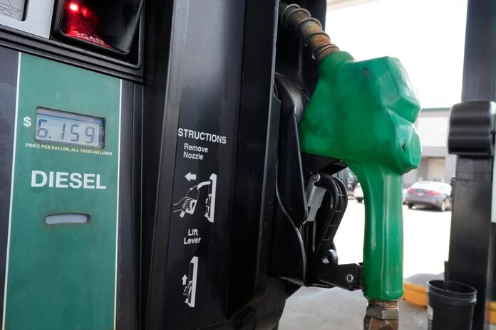 Precios del diésel superan los 6 dólares por primera vez en EE. UU.