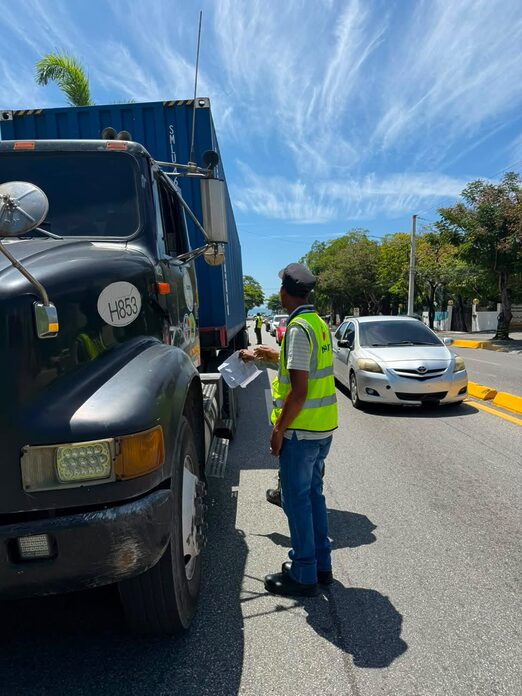 INTRANT fiscaliza 28 vehículos pesados sin autorización