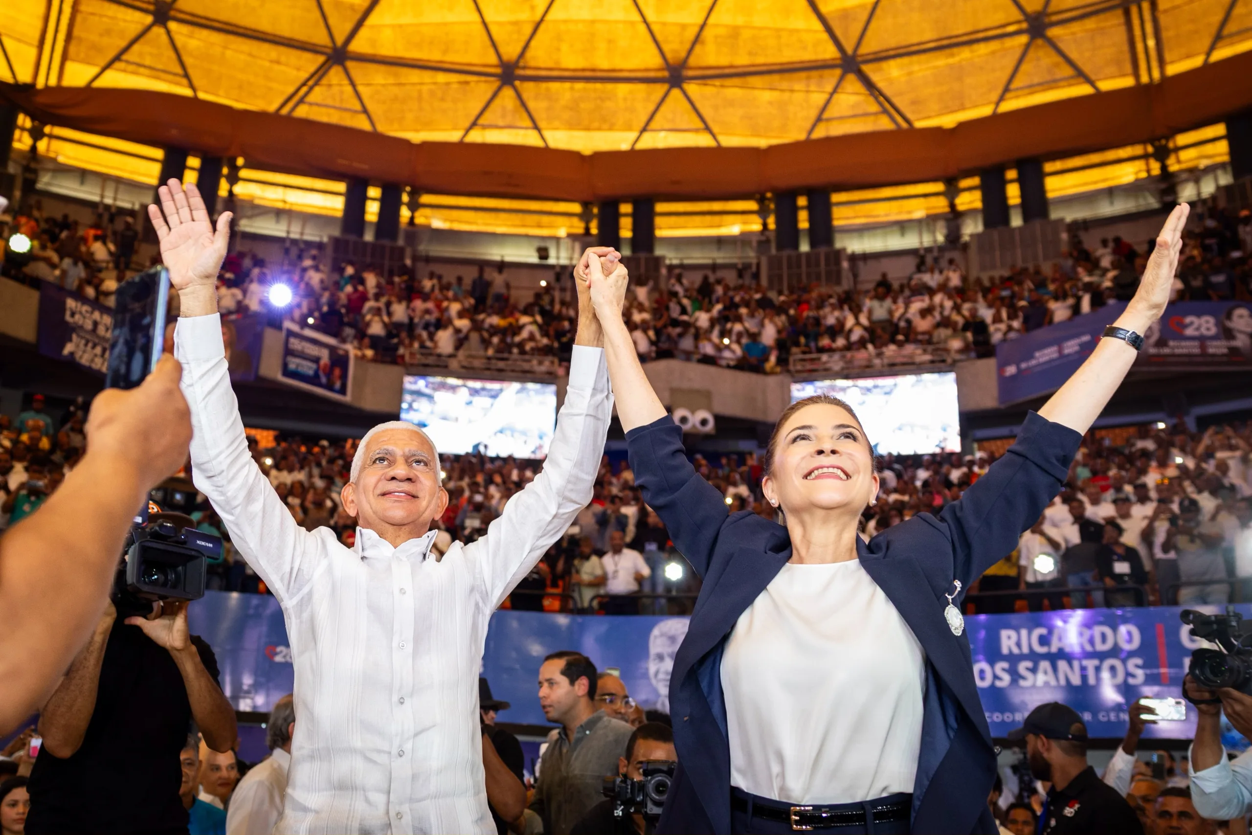 Carolina Mejía presenta a Ricardo de los Santos como jefe de campaña