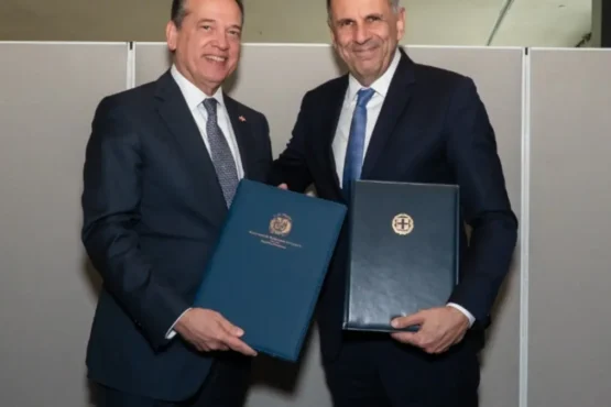 Grecia firman acuerdos