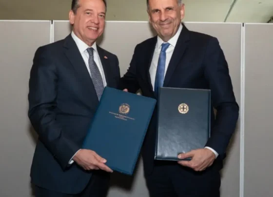 Grecia firman acuerdos