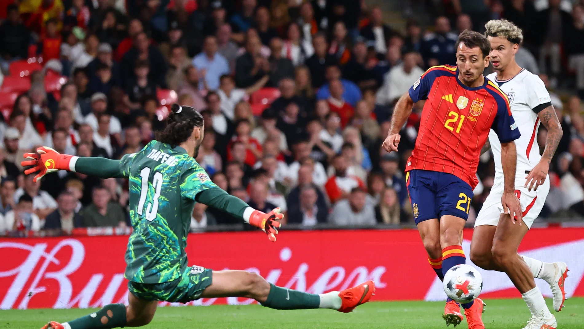 España estrena segunda estrella con remontada a Inglaterra