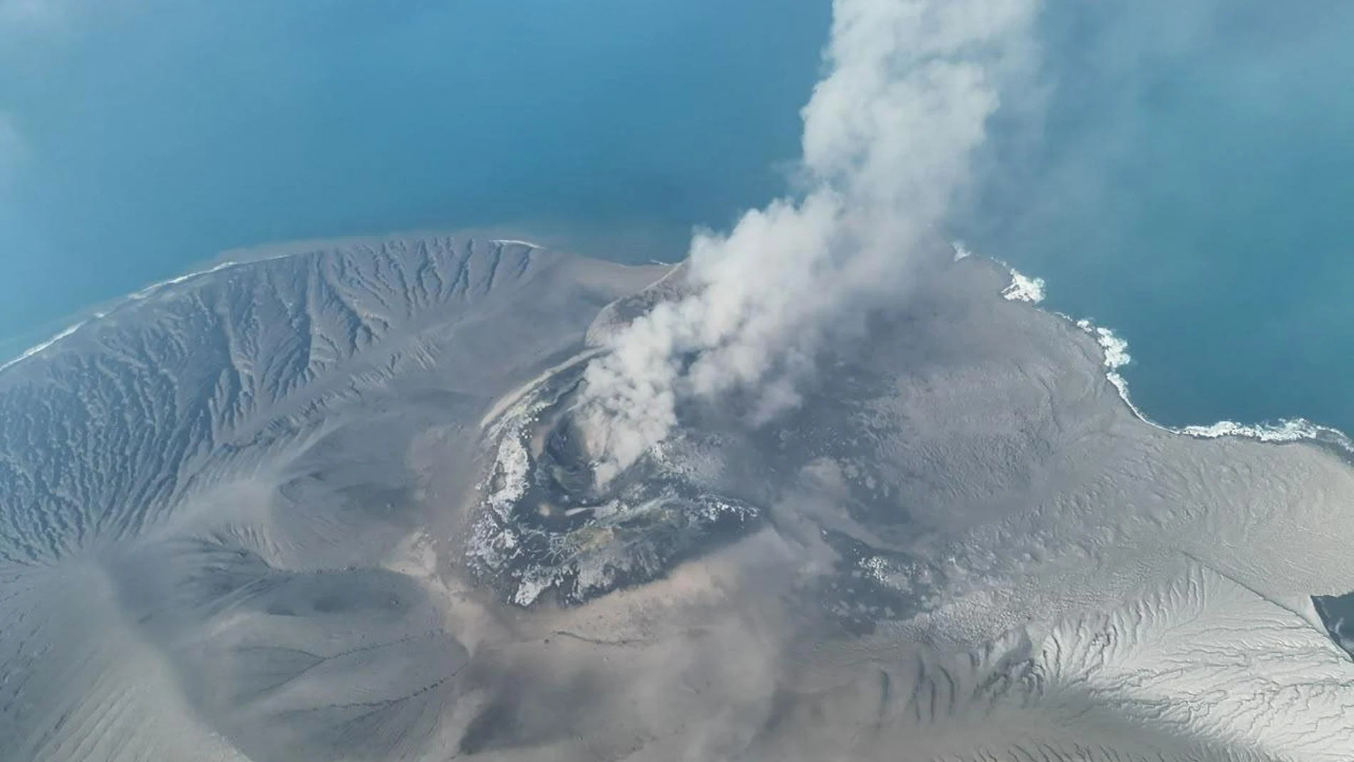 Erupción del Anak Krakatoa cierra seis aeropuertos en Indonesia