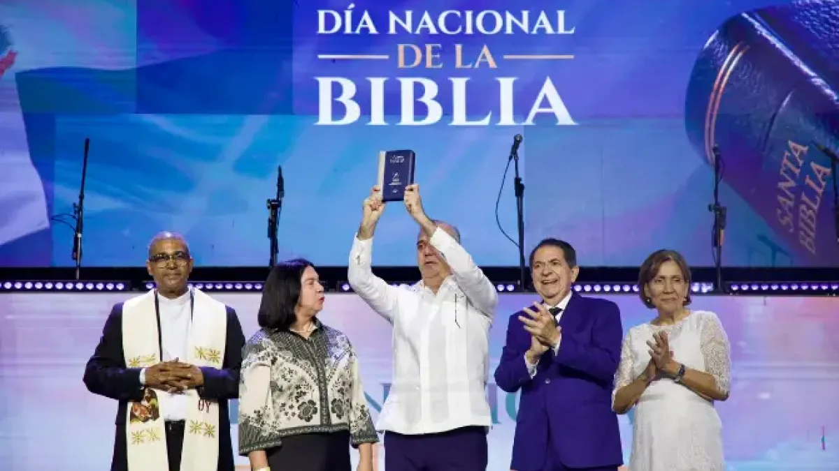 Abinader reconocido por apoyo al Día Nacional de la Biblia