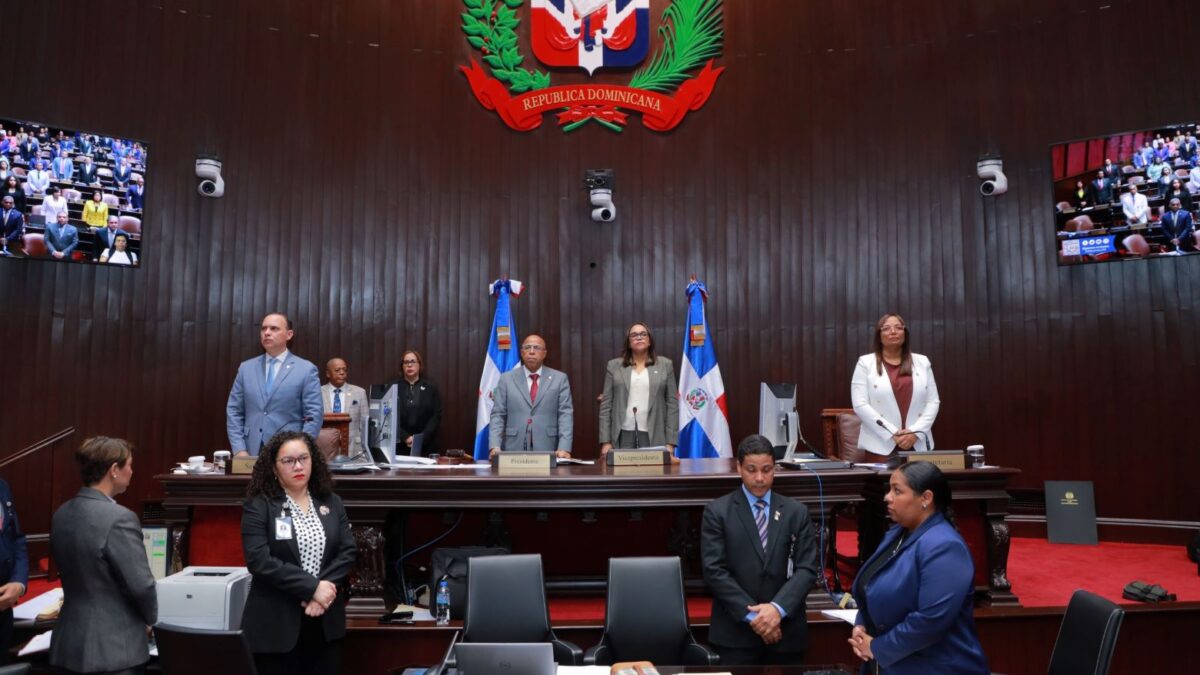 Diputados aprueban ley de moral y cívica en escuelas