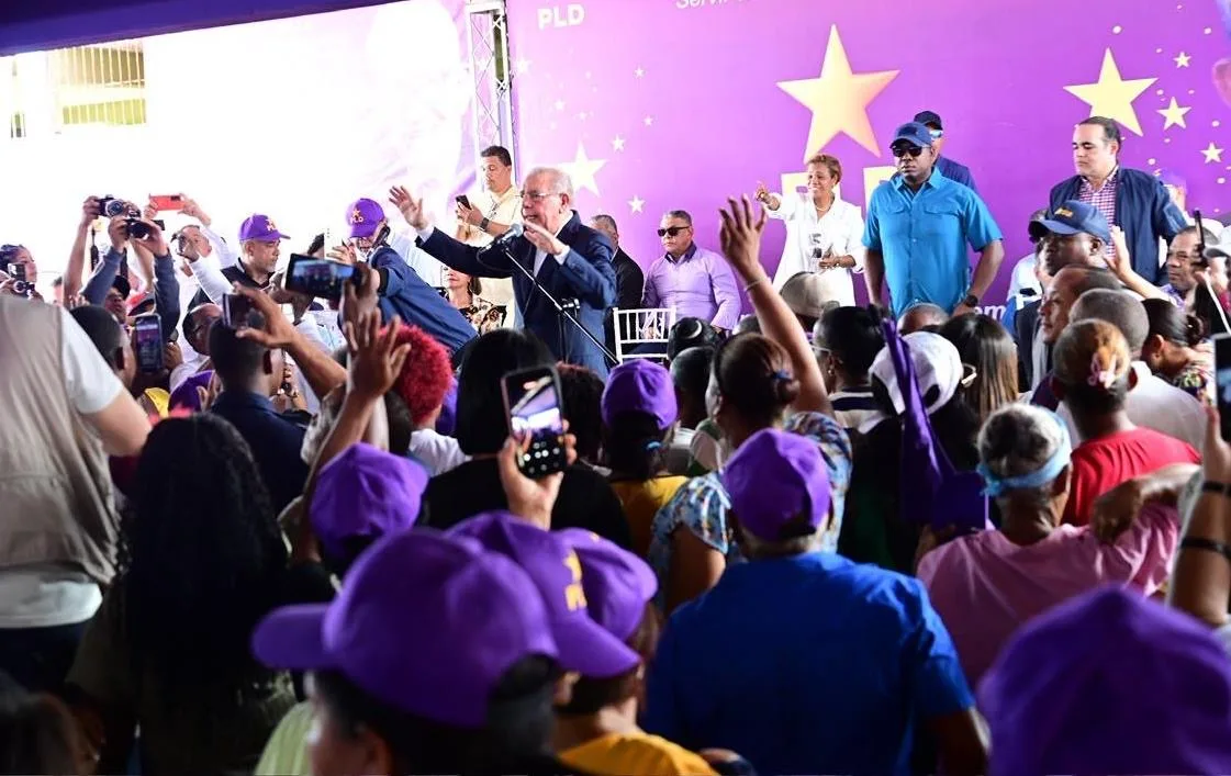 Danilo Medina encabeza juramentación del PLD en La Altagracia