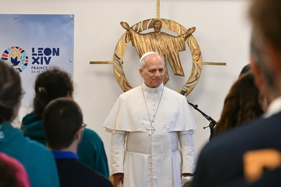 Papa León XIV honra dignidad de migrantes en París