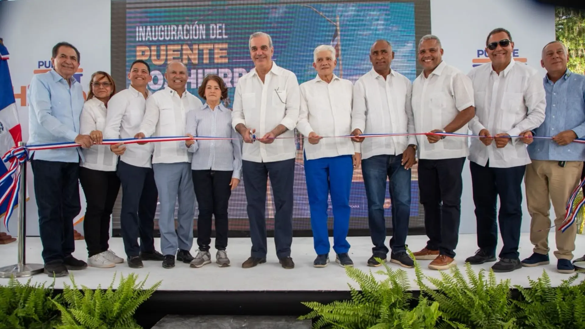 Abinader inaugura puente Los Hierros para conectar Baní