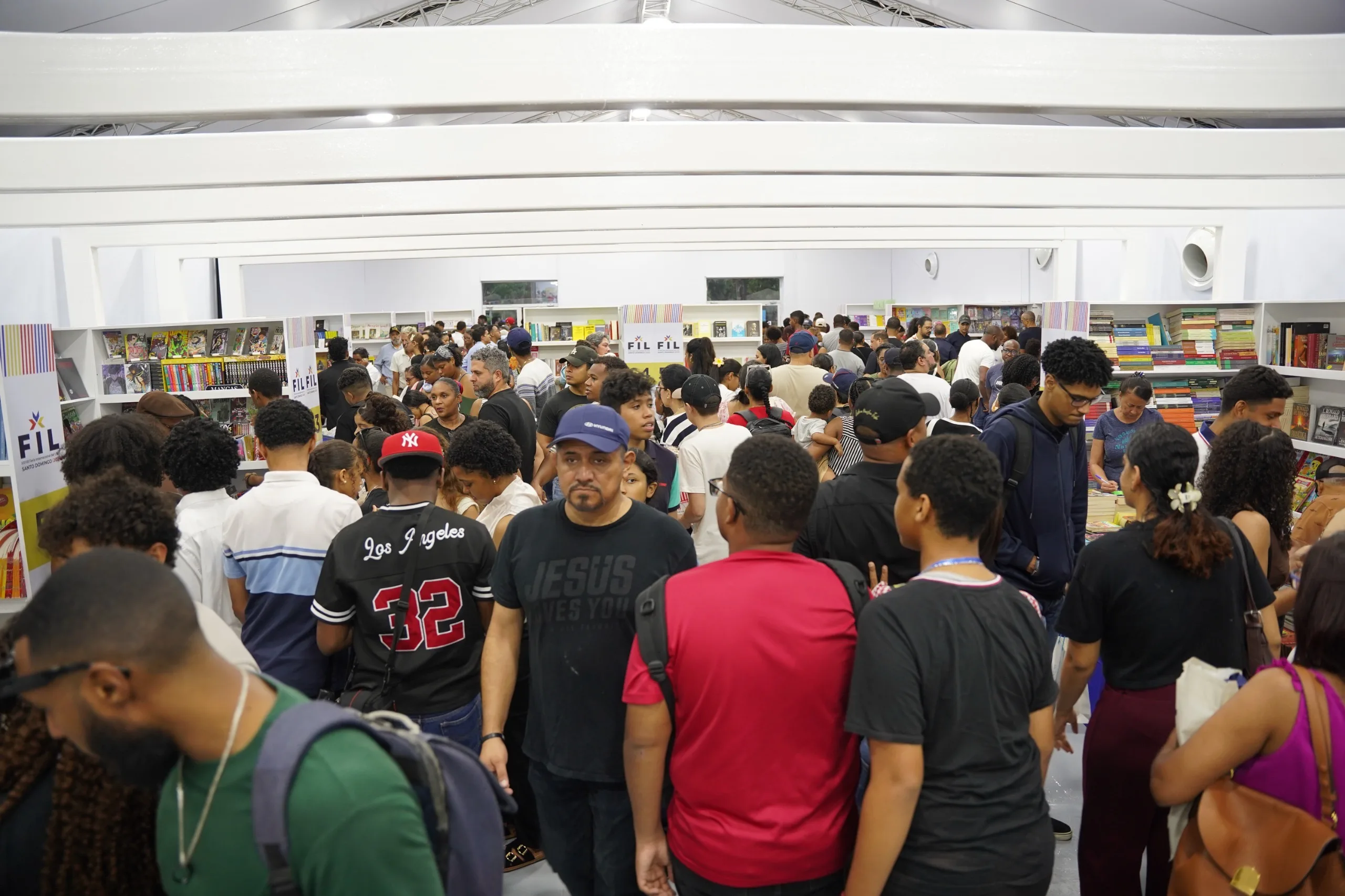 Gran asistencia marca el primer día de la FILSD 2026