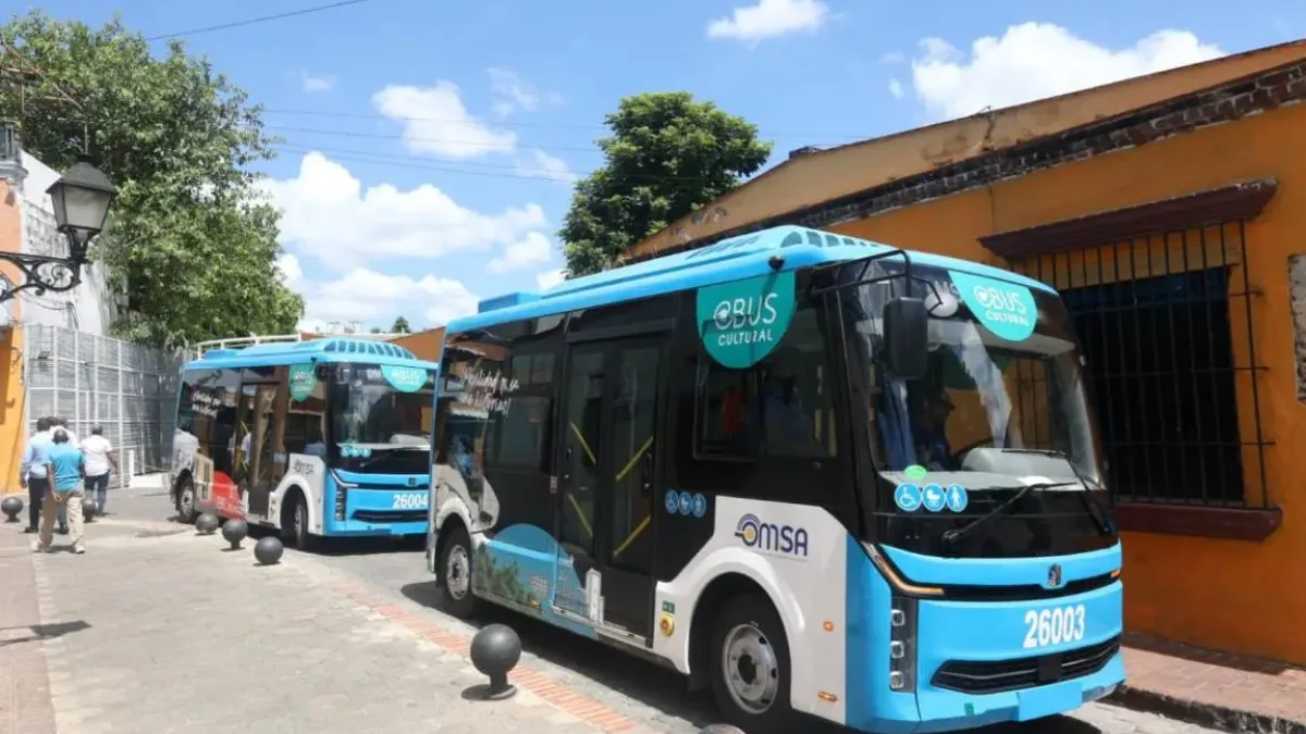 Ciudad Colonial estrena autobuses eléctricos y reabre Alcázar de Colón