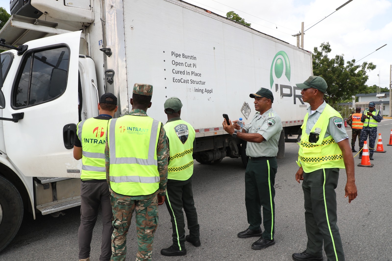 INTRANT y DIGESETT fiscalizan 41 vehículos pesados en carril izquierdo
