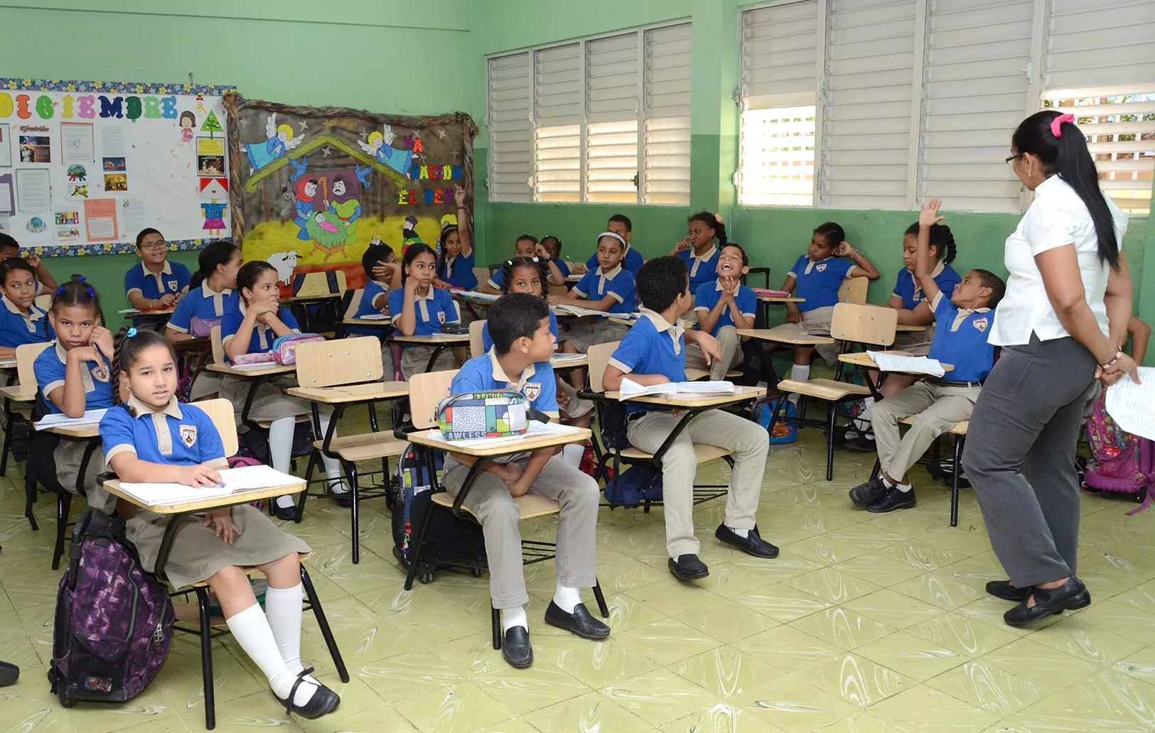 ¿Puede la ADP modificar el horario escolar por su cuenta?