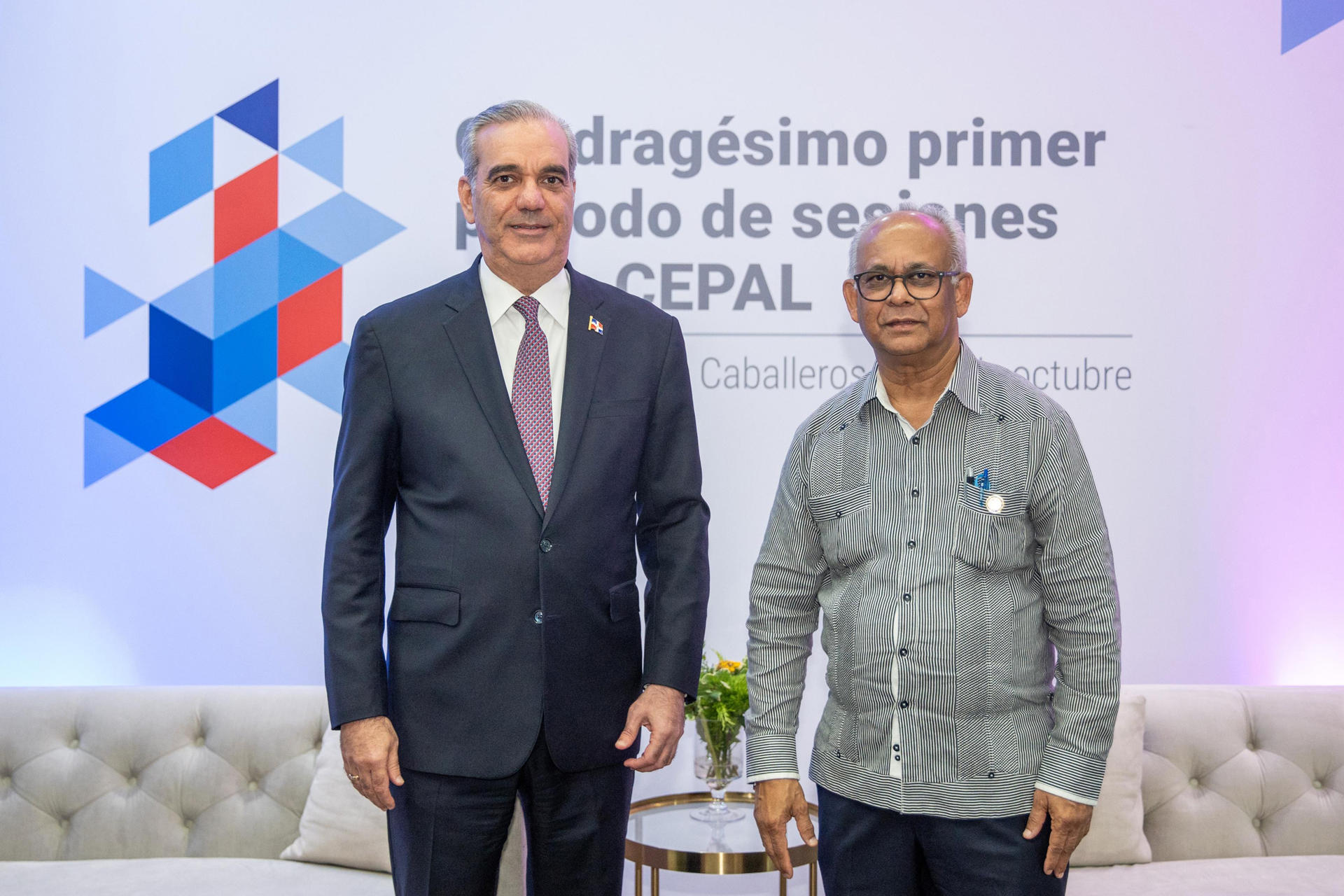 Abinader y secretario OEA abordan crisis en Haití