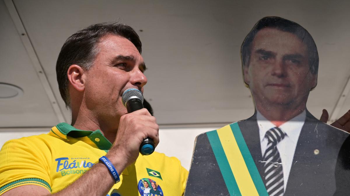Flávio Bolsonaro vence a Lula, pero habrá segunda vuelta