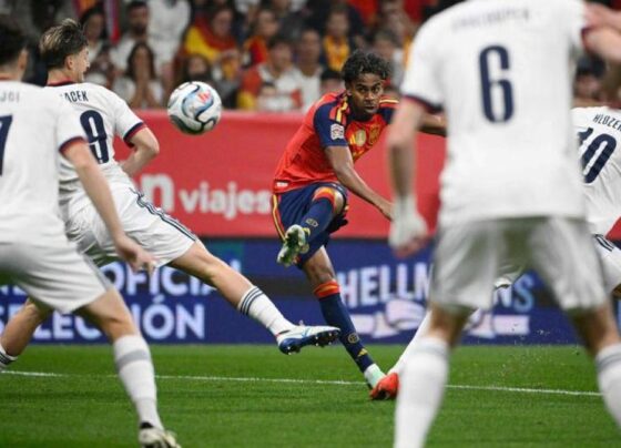 España vence