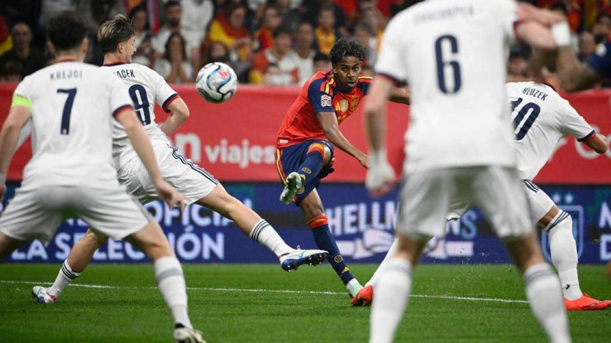 España vence a Chequia con gran primera mitad