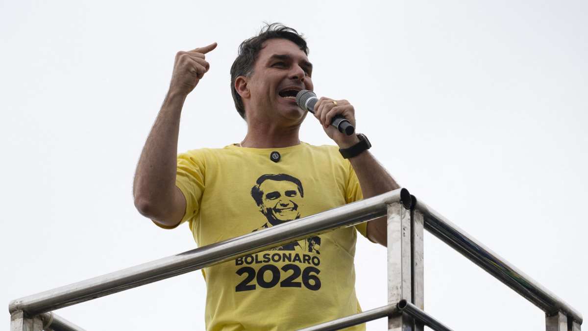 Flávio Bolsonaro lidera escrutinio con 50.02 % frente a Lula