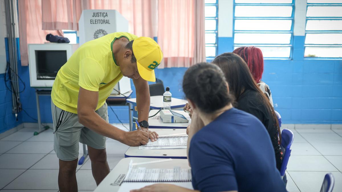 Juez prorroga horario de votación en elecciones de Brasil