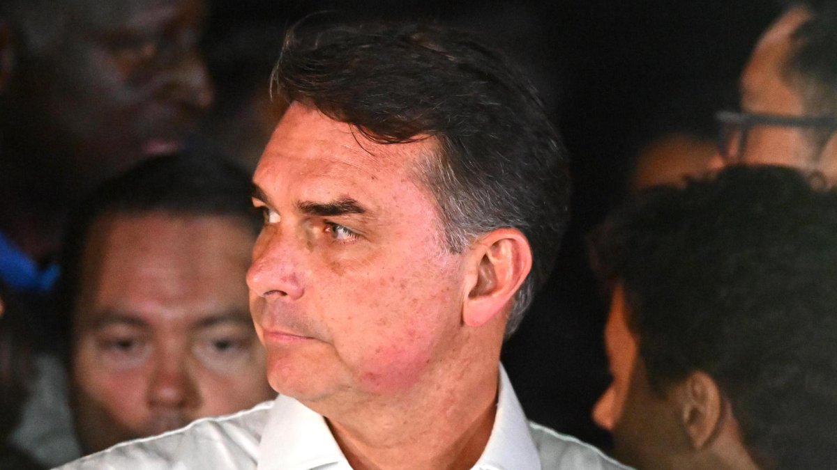 Flávio Bolsonaro debe entregar pasaporte por orden judicial